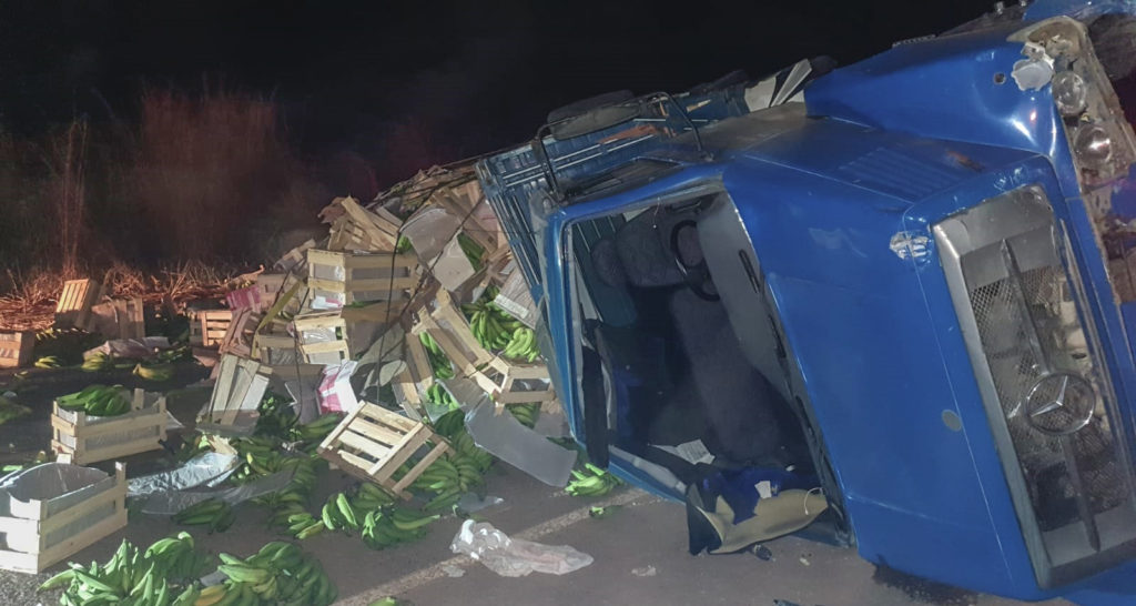 O motorista do caminhão evadiu-se do local do acidente