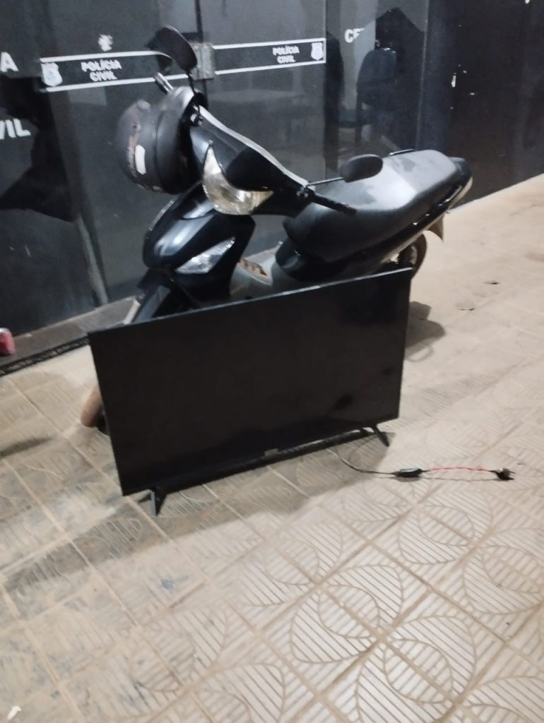 Ao efetuar a abordagem ao homem, este confessou ter praticado o furto e indicou onde estaria a motocicleta e a TV