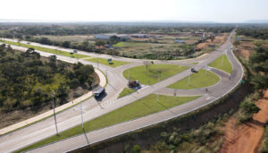 A obra contempla 2,5 km de pista dupla do entroncamento da TO-010