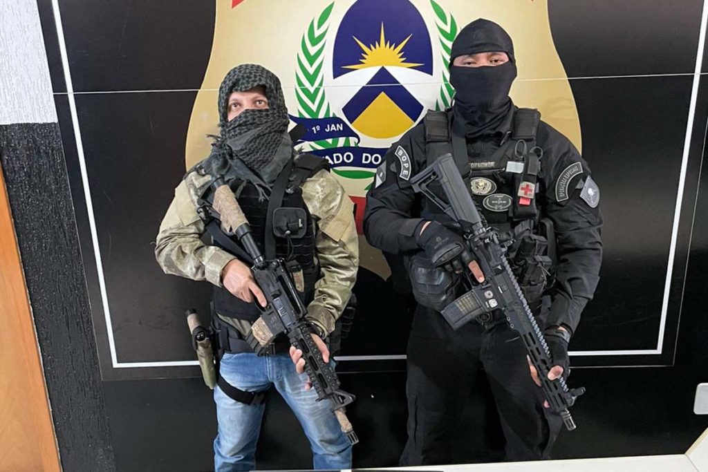 De posse do investigado, os policiais encontraram um fuzil calibre 7,62, uma pistola calibre .40, vinte e seis munições calibre 7,62, doze munições calibre .40