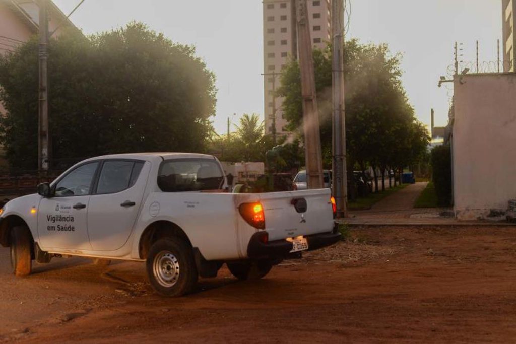 Ao todo, os veículos que aplicam o inseticida de ultrabaixo volume (UBV) vão percorrer 11 quadras e bairros da Capital