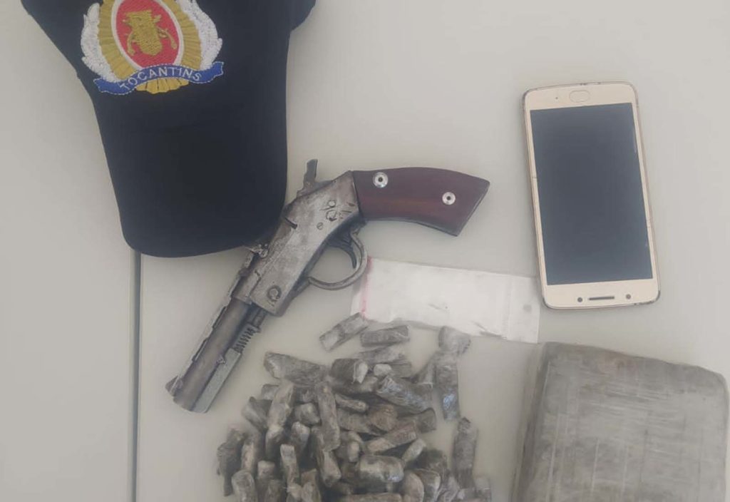 Na abordagem ao suspeito, os policiais encontraram duas pequenas porções de substância análoga à maconha