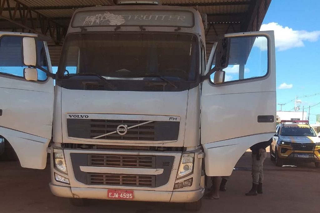 Ao chegarem ao local, os patrulheiros do BPMRED encontraram o caminhão abandonado com a chave na ignição