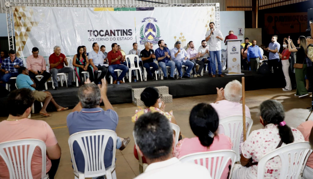 O governador do Tocantins, Wanderlei Barbosa, afirmou que além de dar maior segurança jurídica e promover a cidadania ao morador, o programa também ajuda a aquecer a economia – Foto: Tharson Lopes/Governo do Tocantins