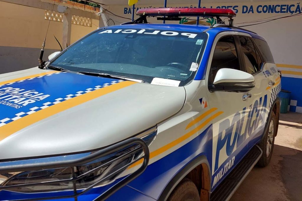 O suspeito teria queimado algumas peças de roupas da vítima, que é sua namorada