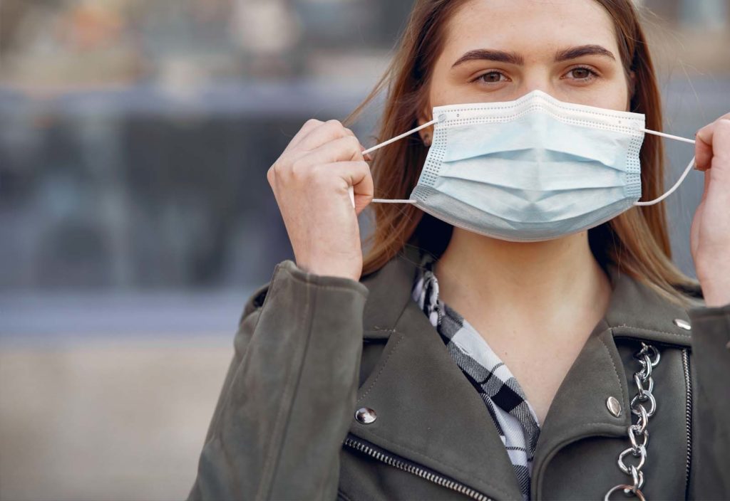 comércios, indústrias e bancos, a máscara continua sendo recomendada