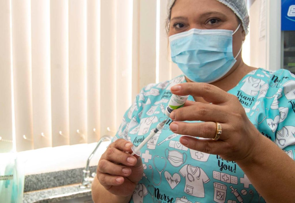 Para se vacinar, basta comparecer aos locais de imunização com documentos pessoais