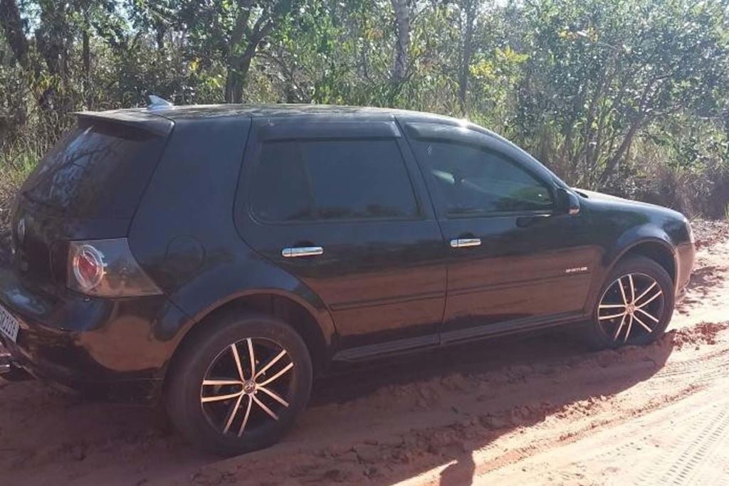 Em uma estrada vicinal, que dá acesso a várias chácaras, os policiais militares visualizaram dois indivíduos que embarcaram em um veículo de cor preta