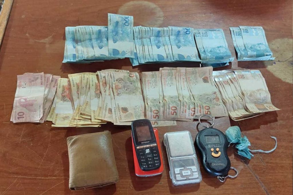 Investigações da 66ª DP apontam que o homem preso possui envolvimento com o tráfico de drogas na cidade