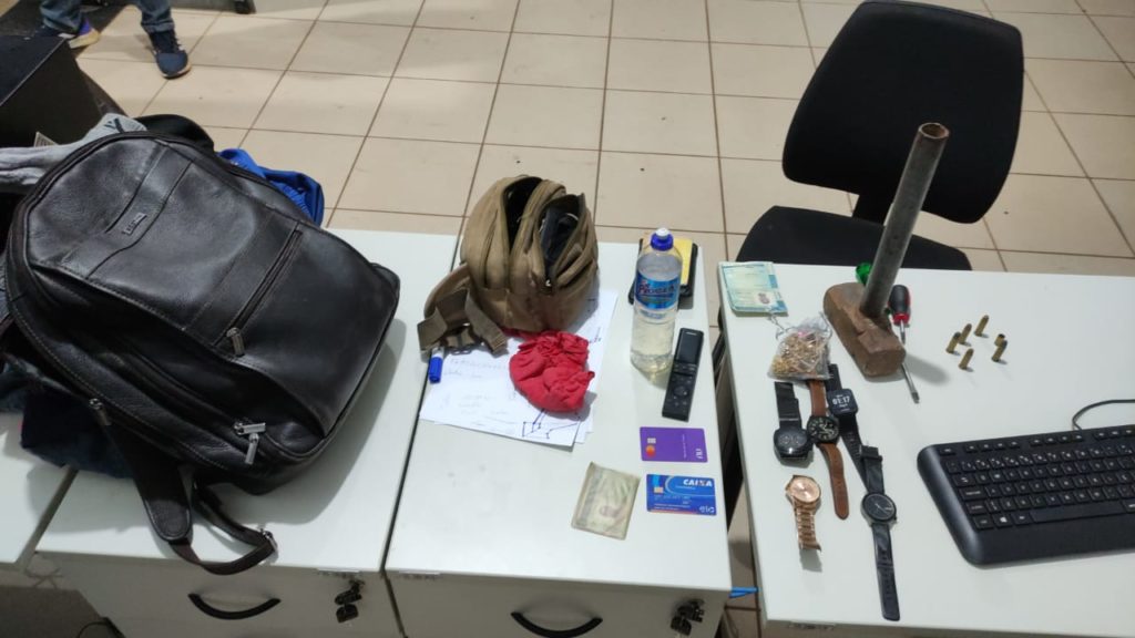 Dois homens suspeitos de furto em residência e receptação foram presos pela PM, em Palmas