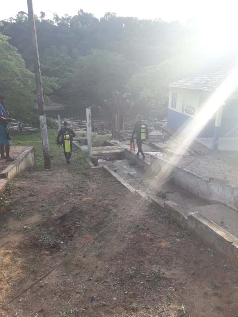 A equipe chegou no local e iniciou as buscas submersas às 21h até 23h