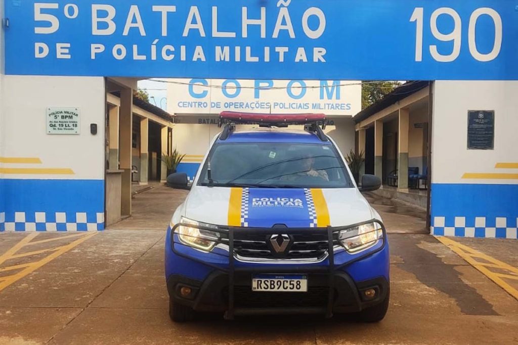 O suspeito tentou empreender fuga da abordagem policial, mas foi detido pela PM