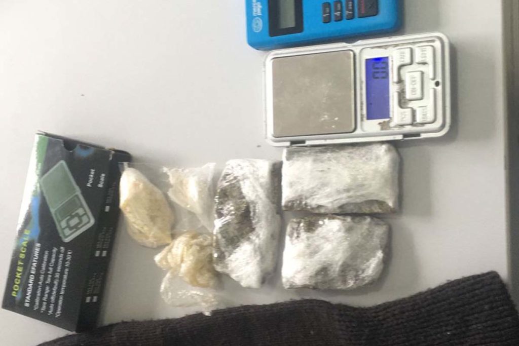 Suspeito utilizava uma praça como ponto de venda de drogas e recebia o pagamento via pix ou por cartão de crédito