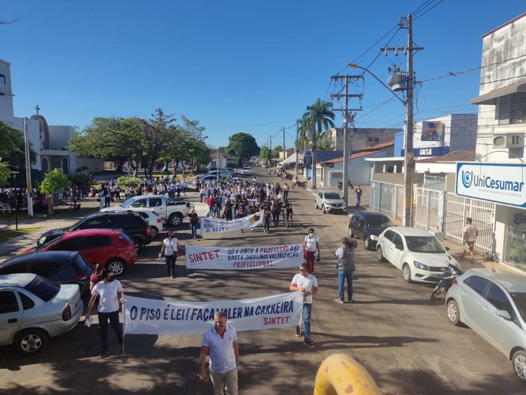 Os professores se concentraram na Praça Santo Antônio.