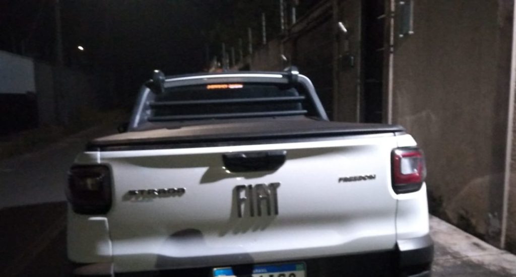 o agressor trafegava em um veículo Fiat/Strada perseguindo a vítima