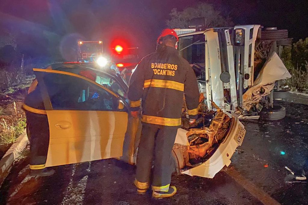 Homem morre na BR-153 após carro de passeio colidir em caminhão