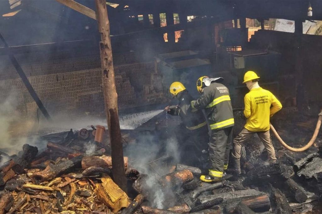Cerâmica pega fogo e bombeiros militares são acionados para combater as chamas em Colinas