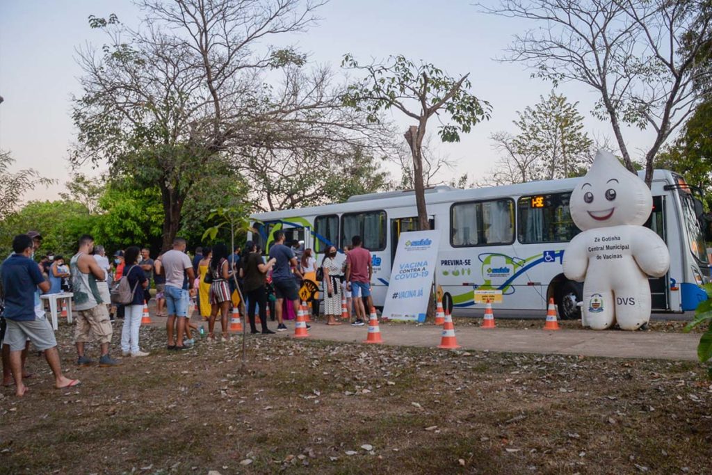 Para se vacinar, a população deve apresentar documentos pessoais (RG e CPF), cartão de vacina e cartão do Sistema Único de Saúde
