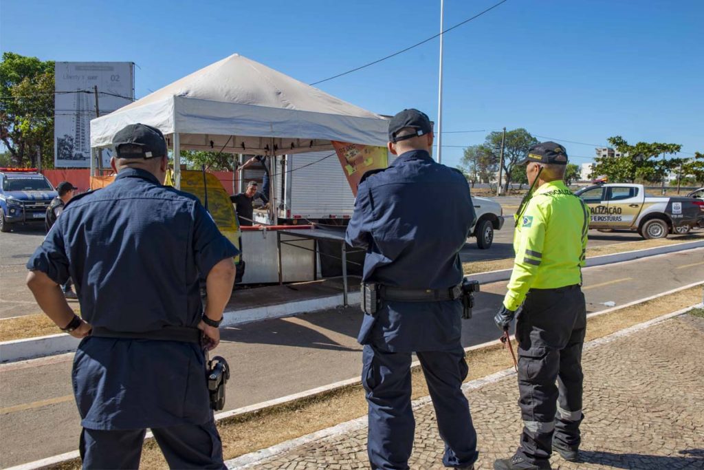 Durante a ação, foram removidas tendas, mesas e cadeiras que ocupavam parte da ciclovia