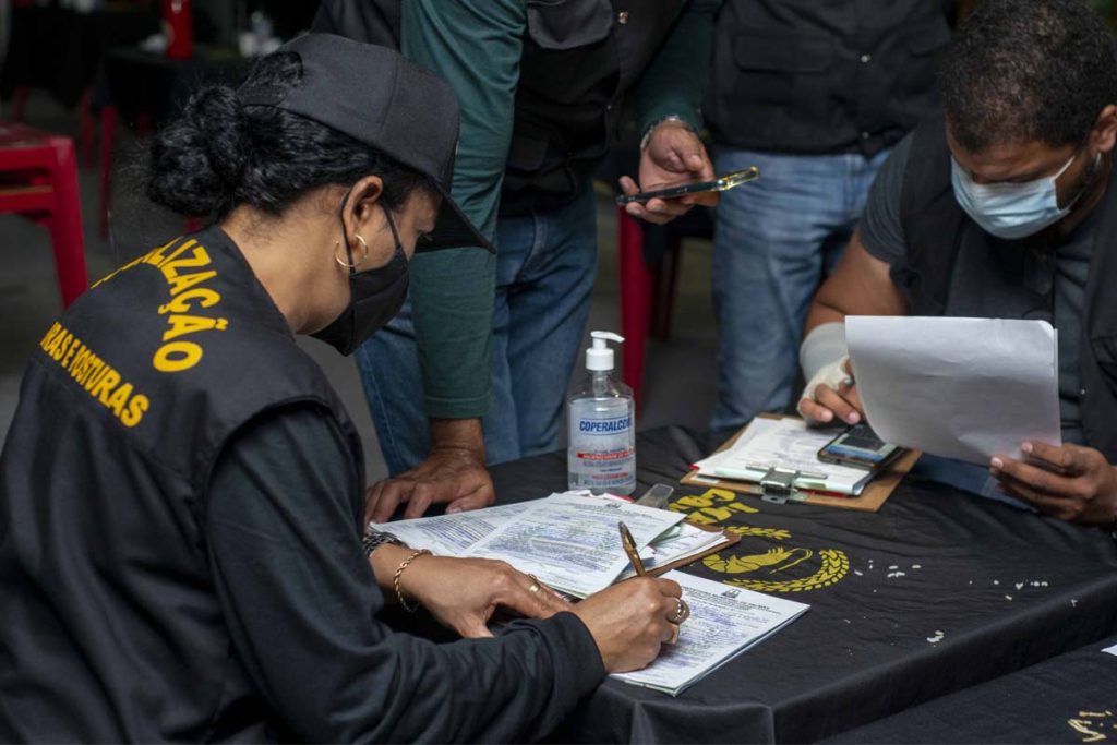 O Artigo 189 do Código de Posturas do Município de Palmas estabelece que é proibido perturbar o sossego público