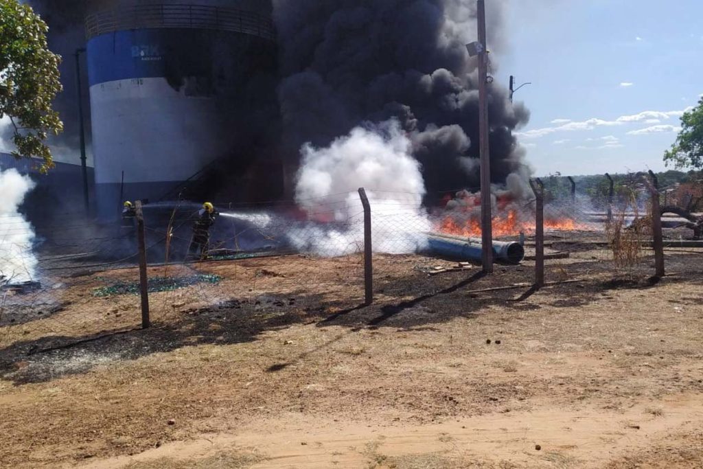 Bombeiros militares combatem incêndio em unidade de tratamento de água
