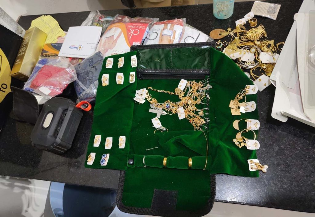 Os indivíduos estavam em um estabelecimento comercial próximo ostentando dinheiro e semijóias