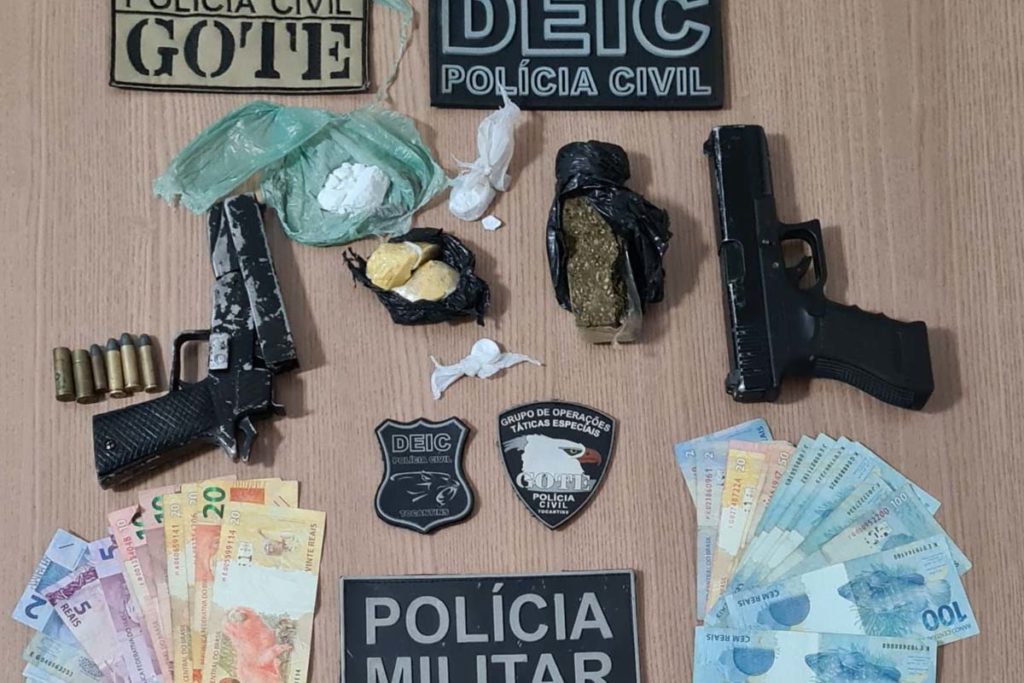 Durante os cumprimento das ordens judiciais, três indivíduos, de 50, 25 e 23 anos foram presos, sendo o de 23 anos por tráfico de drogas