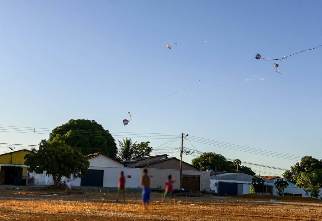 Brincadeira, comum nesta época do ano, pode ser perigosa com o uso das linhas cerol e chilena