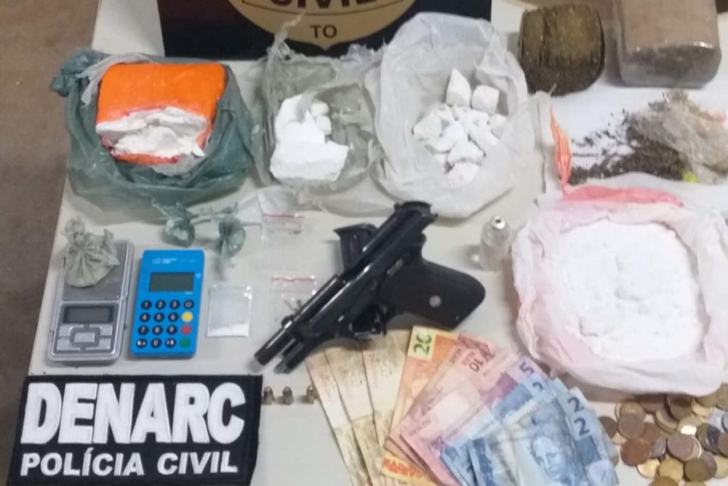 policiais civis localizaram em um dos cômodos da residência, várias porções de cocaína, totalizando aproximadamente 1,1 kg da droga
