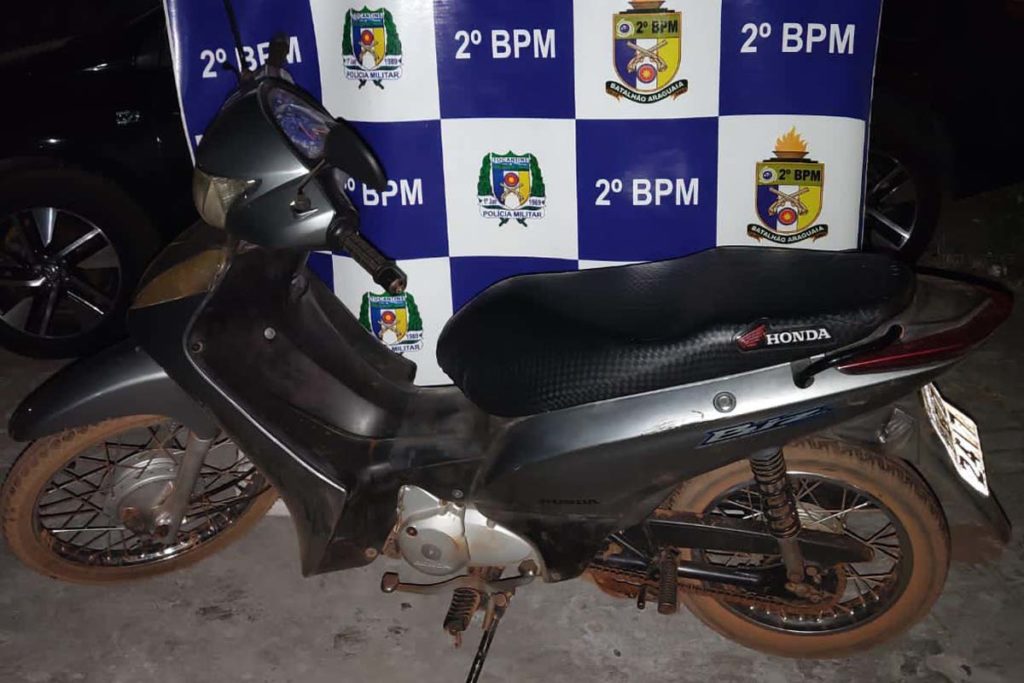 Durante a abordagem, o suspeito apresentou um documento semelhante a uma nota fiscal, na qual constavam dados de outro veículo