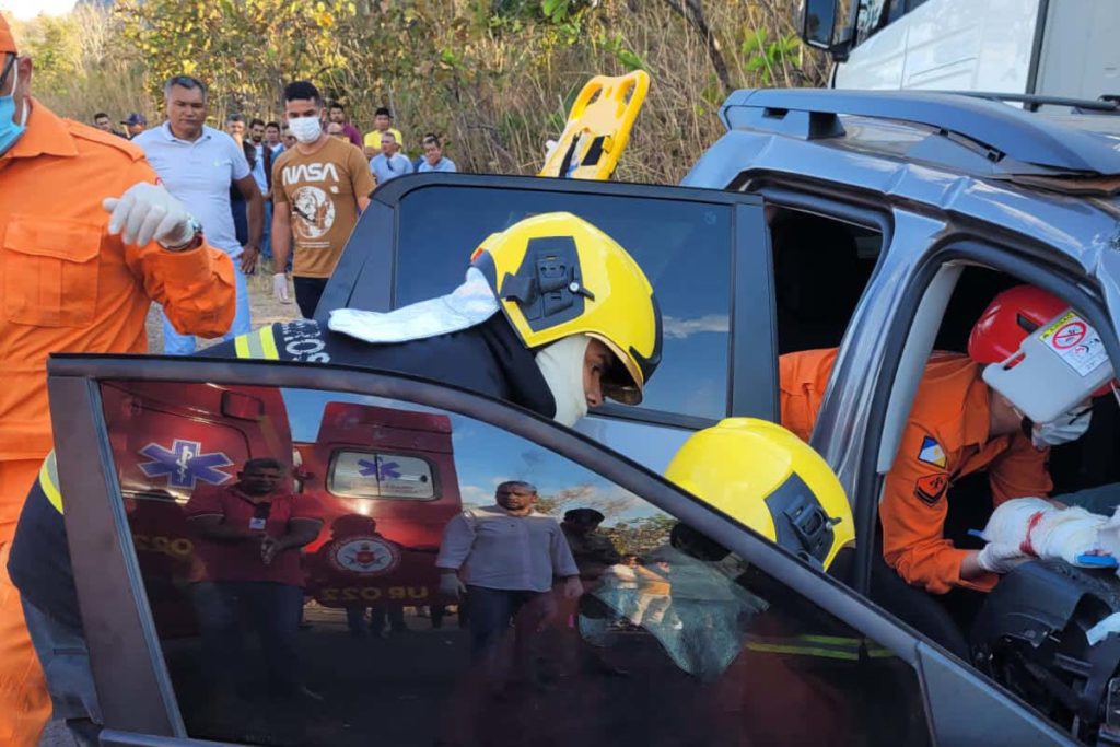 BR-010: Corpo de Bombeiros Militar realiza desencarceramento de avô e neto após colisão