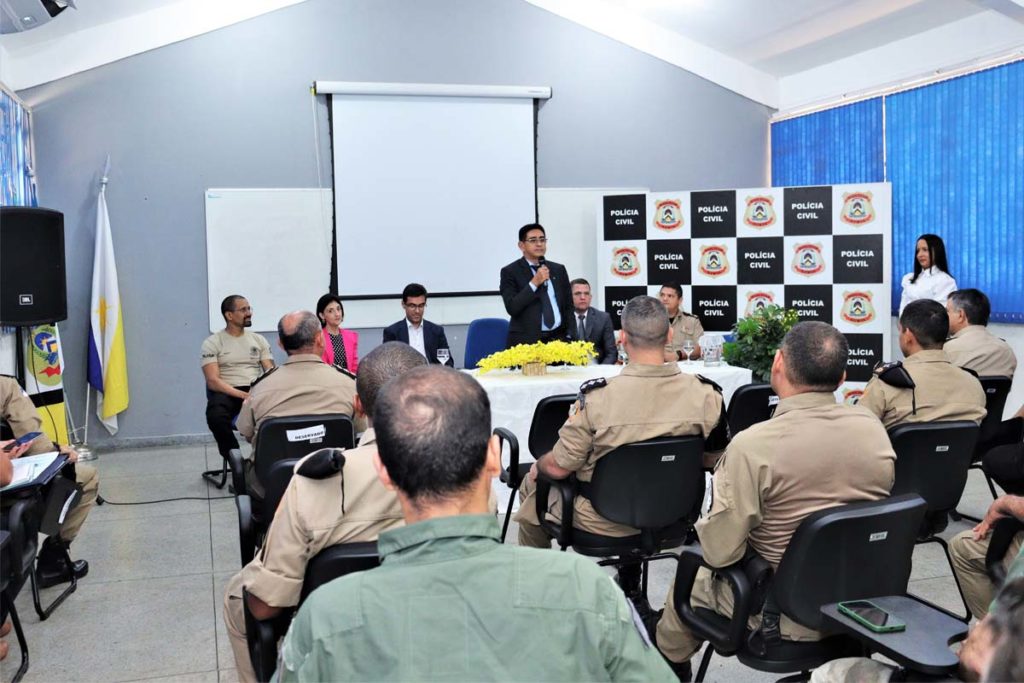 Operadores de segurança participam de curso que objetiva reduzir mortes de policiais em combate