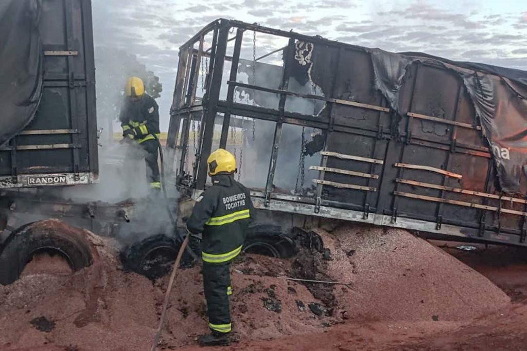 Bombeiros militares combatem chamas em carreta carregada de adubo