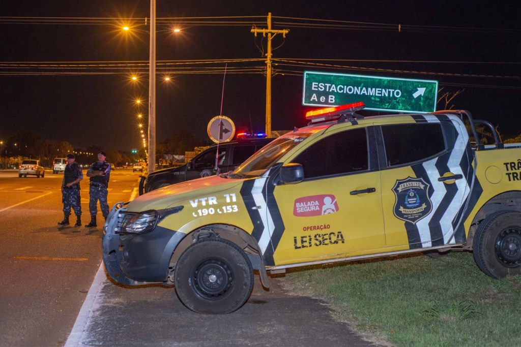 Operação remove veículo e autua condutores na Capital