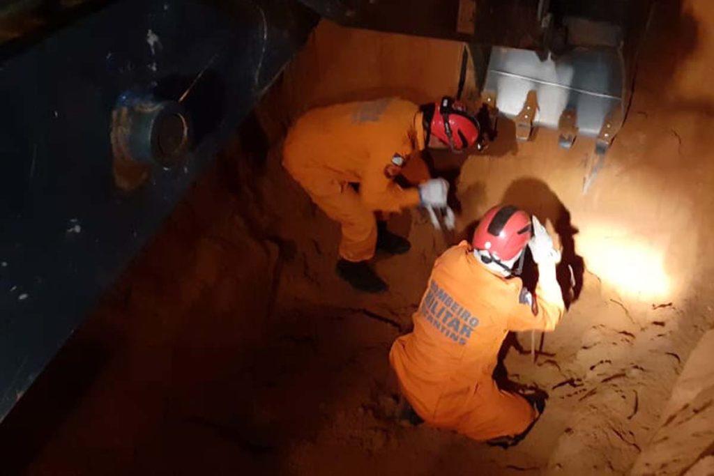 Após 11 horas de buscas, bombeiros militares resgatam corpo de homem soterrado em poço