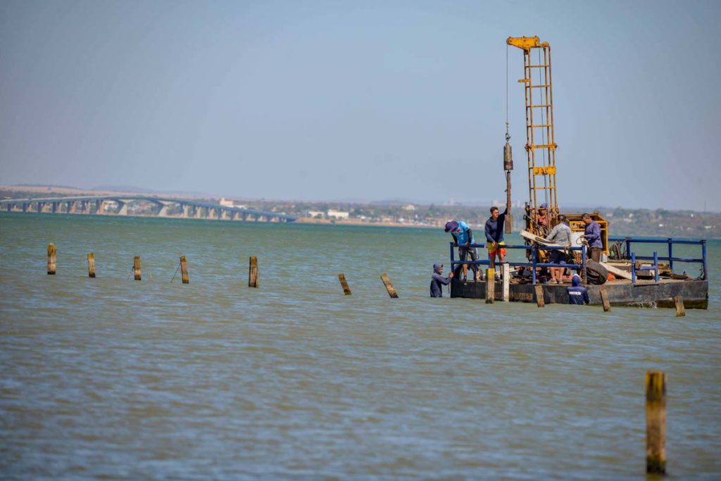 Praia das Arnos começa a receber nova estrutura de proteção de área de banho