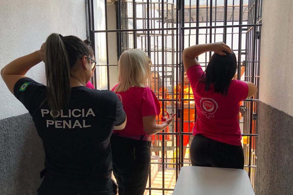 Custodiadas da Unidade Penal Feminina de Palmas participam de palestra sobre prevenção ao câncer de mama com o Instituto Mulher do Tocantins