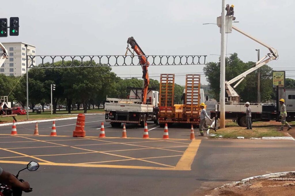 instalação do túnel de luz de Natal na Avenida Teotônio Segurado