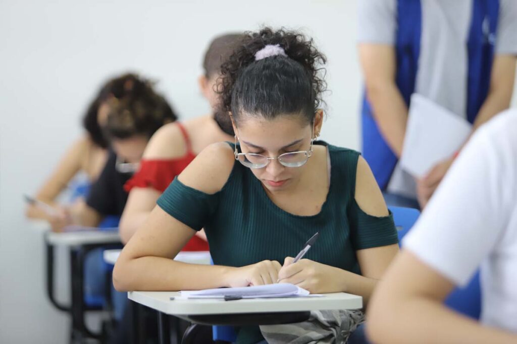 estudante em lista de espera tem até hoje para comprovar dados