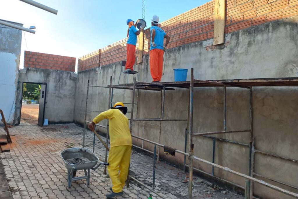 Unidade Penal de Colmeia passa por reforma com mão de obra de custodiados
