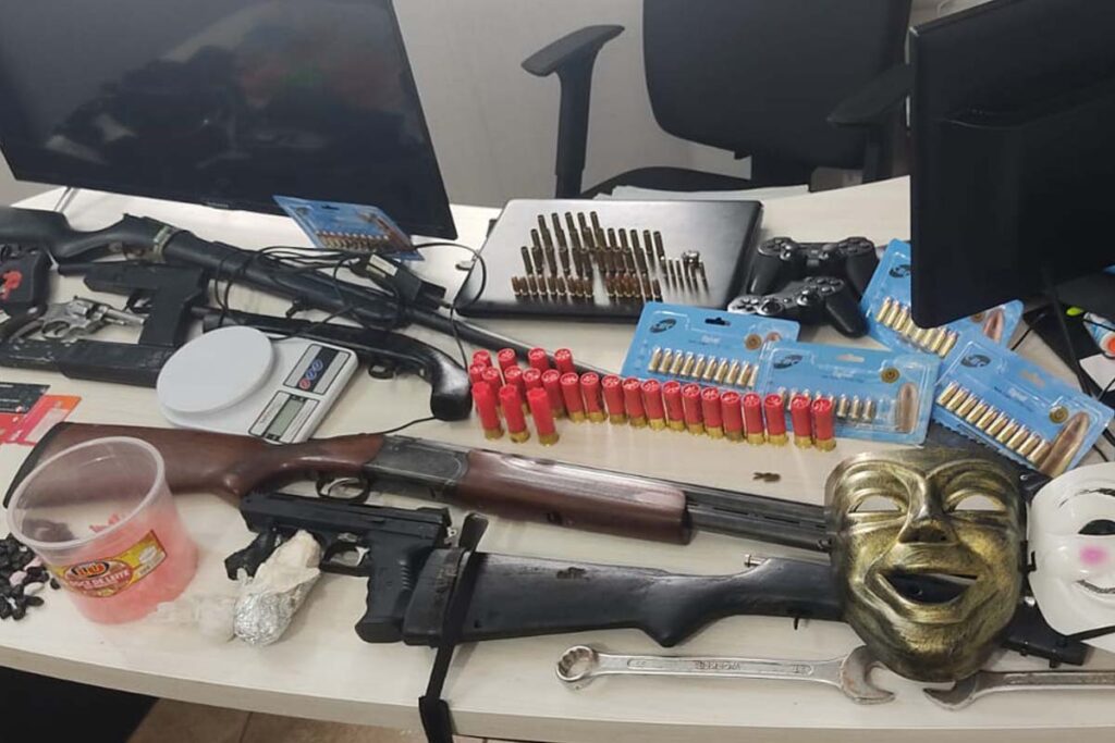 Em Guaraí, quadrilha é presa com arsenal de armas, drogas e munições