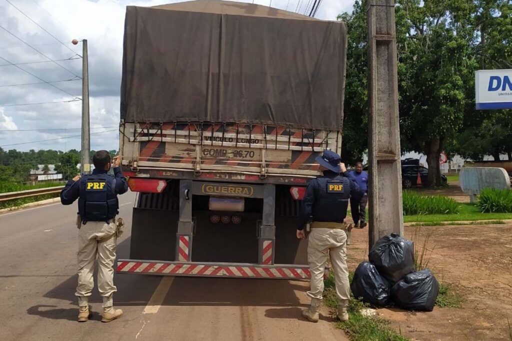 PRF apreende 51,2m³ de madeira serrada em Araguaína