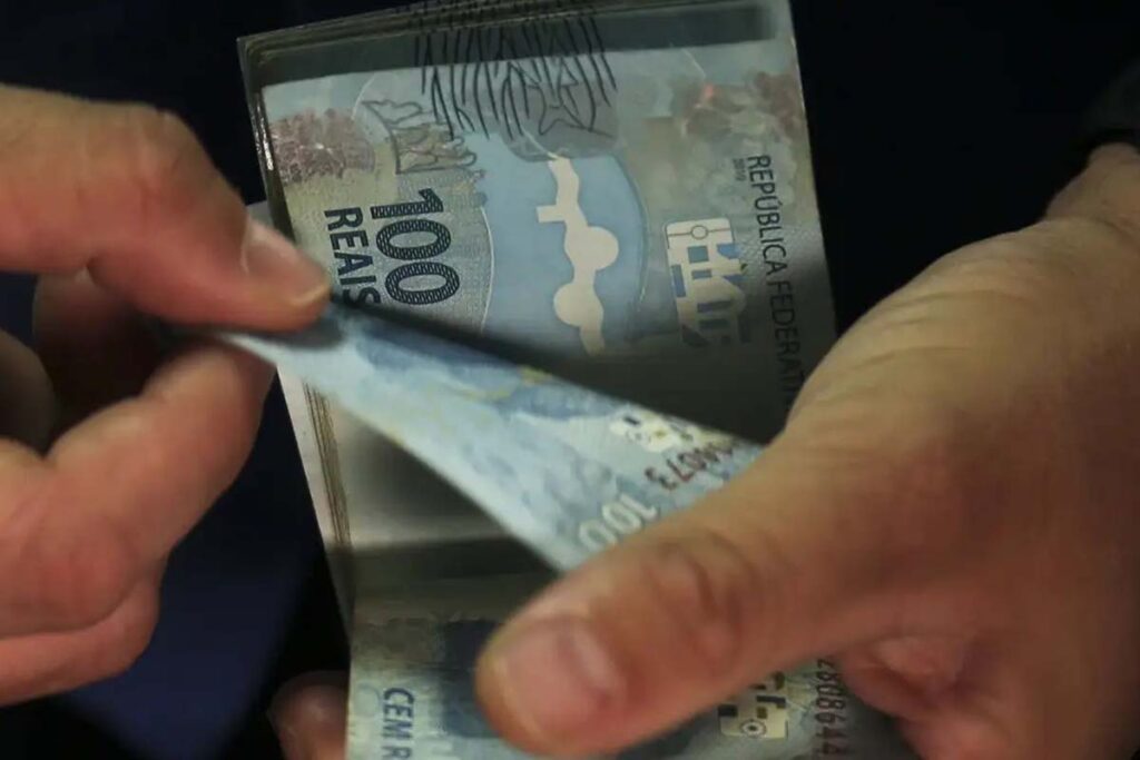 Consumo das famílias brasileiras sobe 5,7%, segundo FGV