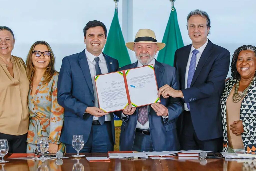 Presidente Lula sanciona lei que restringe uso de celular em escolas