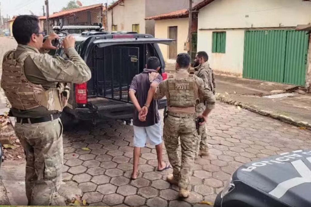 Além da acusação de integrar ou promover organização criminosa, os denunciados também enfrentam imputações por associação ao tráfico de drogas e prática de tortura.