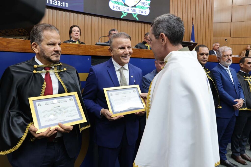 o prefeito de Palmas, Eduardo Siqueira Campos, foi agraciado com o título de Doutor Honoris Causa