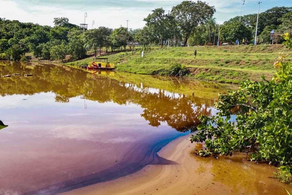 Polícia Civil investiga descarte irregular de óleo no Parque Cesamar