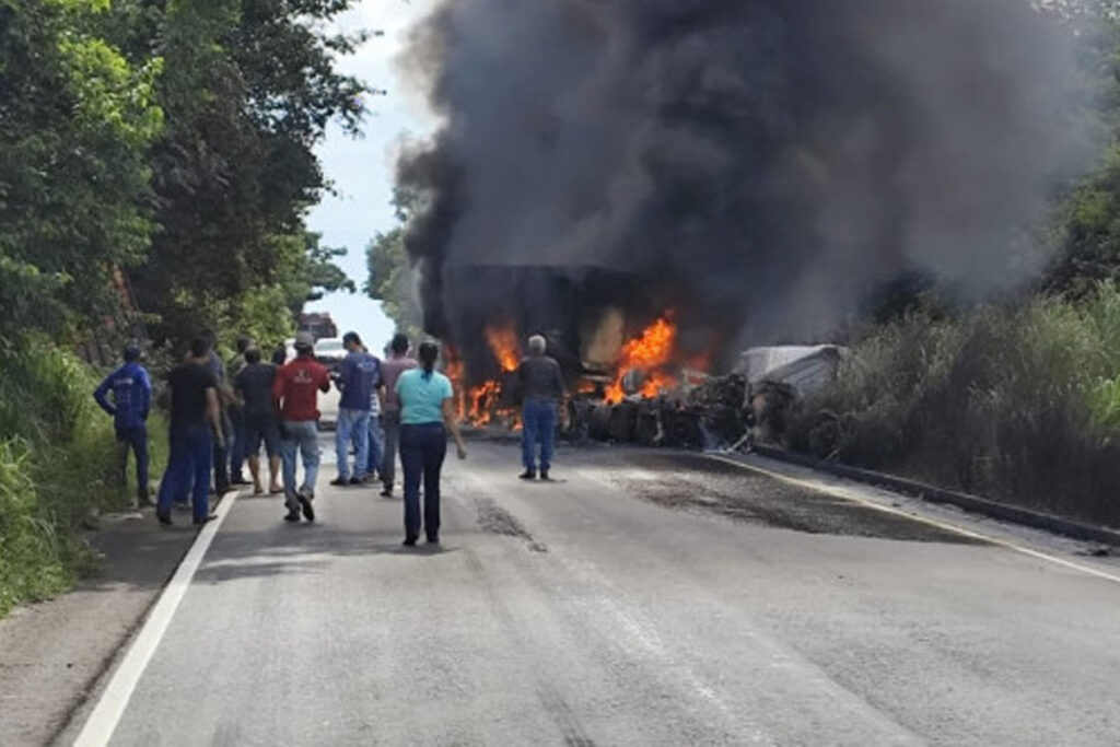 Motorista morre carbonizado após colisão entre três caminhões na TO-335