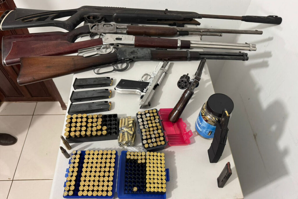 Ação Policial em Sandolândia Resulta na Prisão de Suspeito e Apreensão de Armas