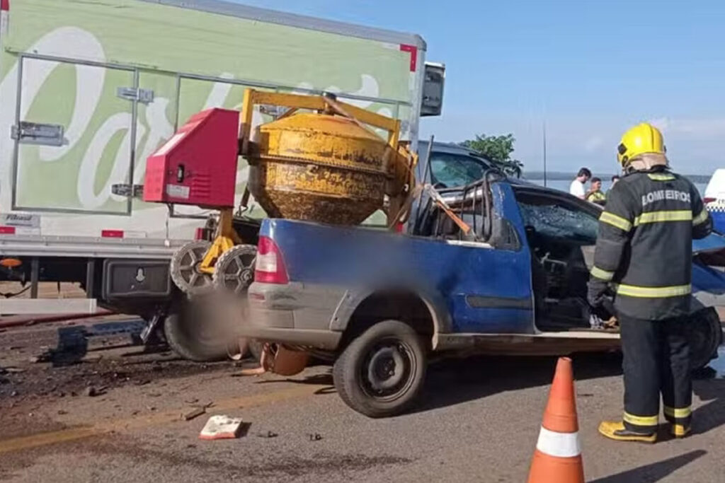 Acidente grave entre caminhão e picape na ponte de Palmas deixa motorista ferido